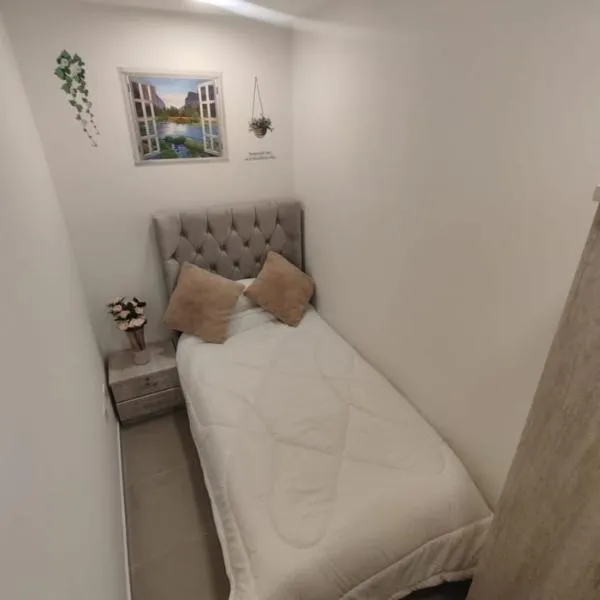 Cozy single bed partition，位于阿吉曼的酒店