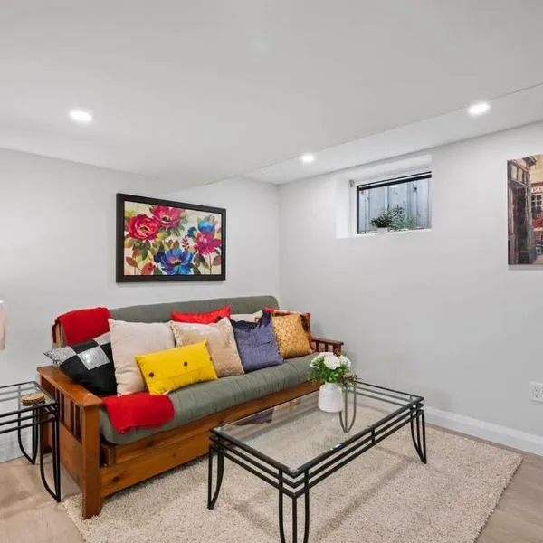 New 2 bedroom basement apartment，位于圭尔夫的酒店
