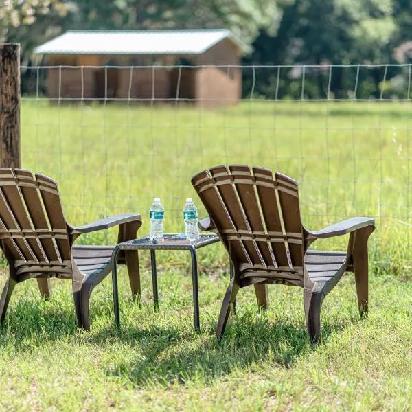 Lemonade Acres, Country Charm Made Convenient!，位于Rolling Ranches的酒店