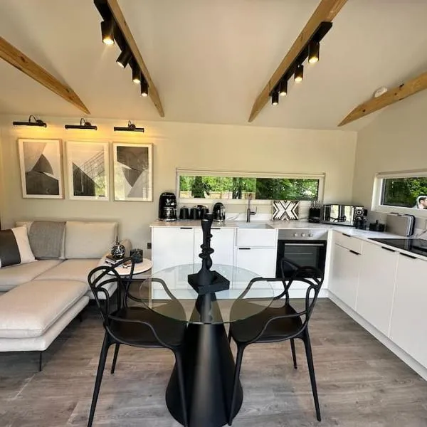 Luxurious Glass House with Private Hot tub,位于布兰德福德福鲁姆的酒店