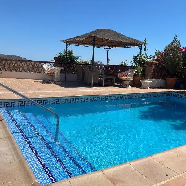 Villa with swimming pool and nature，位于阿尔姆尼卡的酒店