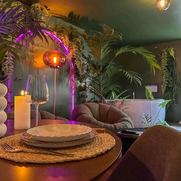 La Suite Chammarzt - Insolite - Escapade à deux -JungleRoom - baignoire balnéo privative - centre historique，位于于泽什的酒店