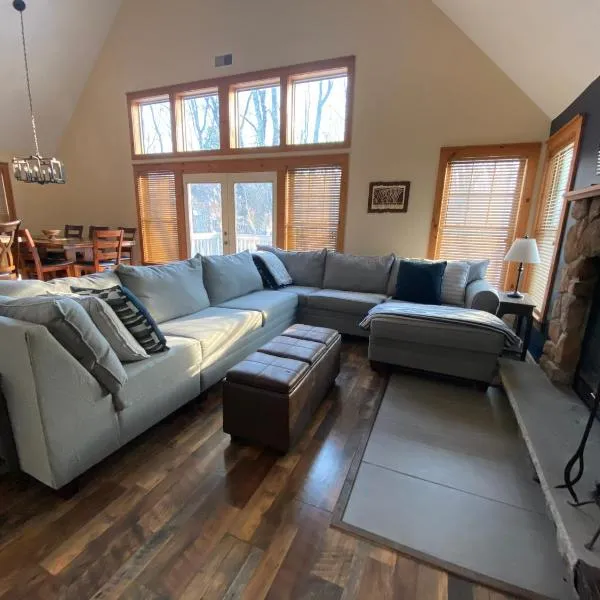 Gorgeous House in Camelback Mountain near lifts!，位于坦纳斯维尔的酒店