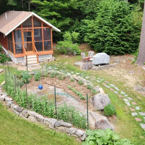 Sebago Lake Cottage on Raymond Cape，位于Raymond的酒店