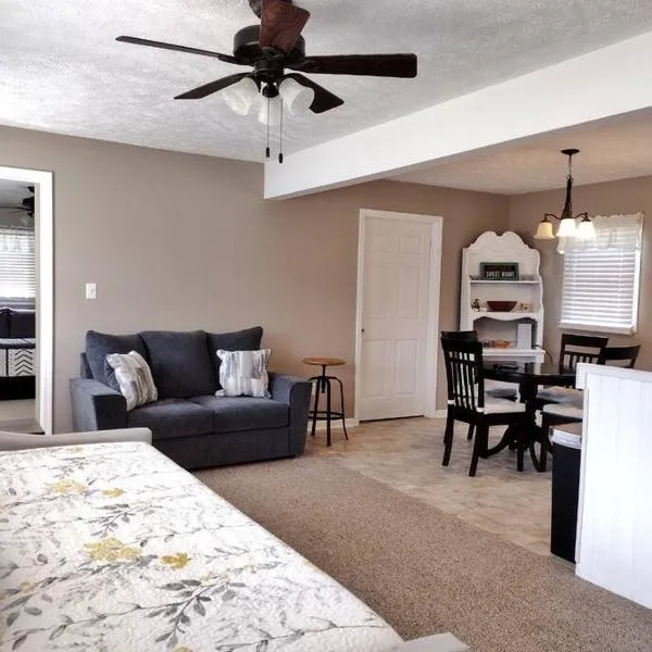 Backwoods Guesthouse Near VIR，位于Blanch的酒店