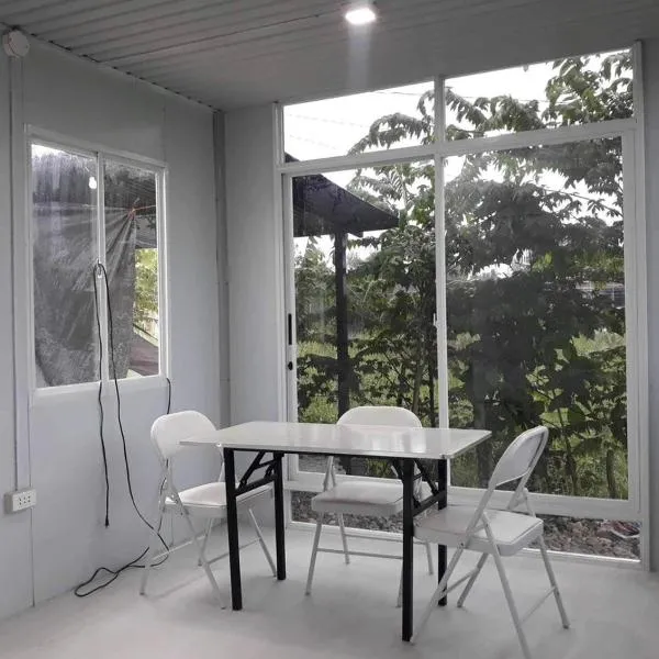 Bay Ellie B and B tiny home，位于Asturias的酒店