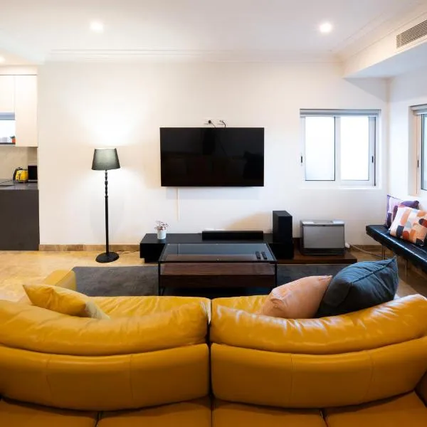 Luxury 3BR Home in Mascot - Minutes from City, Beaches, and Airports，位于悉尼的酒店