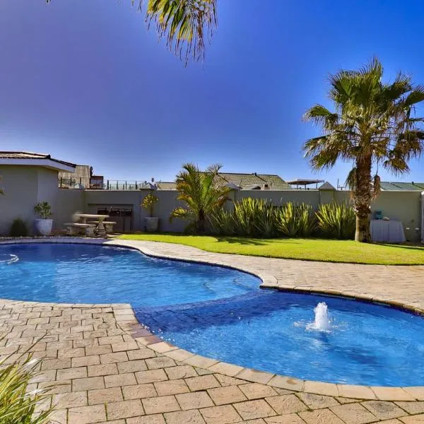 Trio Towers Beach View Apartment，位于莫塞尔湾的酒店
