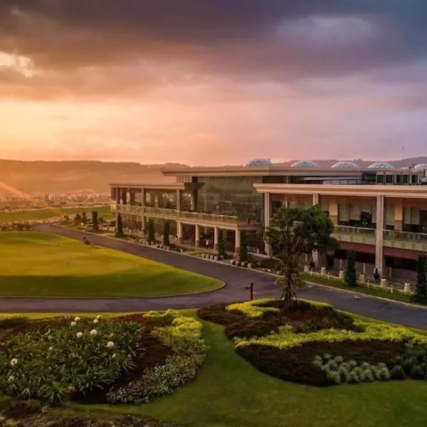 Phoenix Pool & Golf View Villa Cam Ranh，位于金兰市的酒店