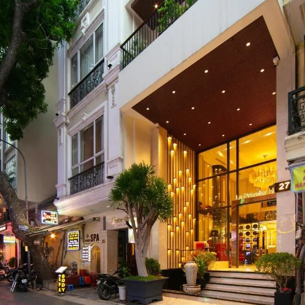 Le Premier Hotel & Rooftop Bar，位于河内的酒店