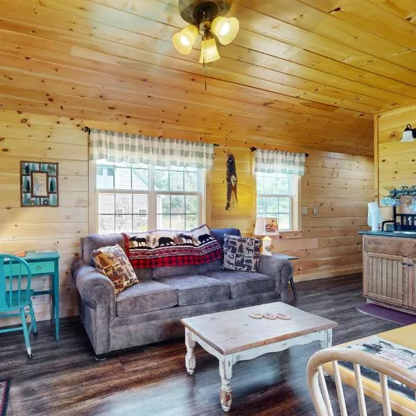 Acadia Lights Cabin，位于Sullivan的酒店