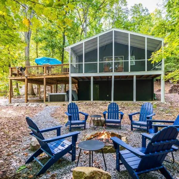 Modern w Fire Pit Deck, Grill & Hot Tub，位于伯克利斯普林斯的酒店