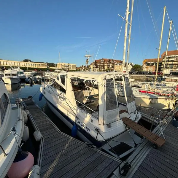 Le duplex des Marinas, Mini Yacht，位于多维尔的酒店