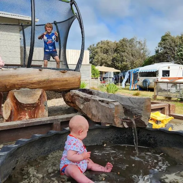 Hīmatangi Beach TOP 10 Holiday Park，位于Oroua Downs的酒店