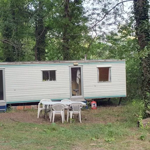 mobil home en pleine nature avec piscine proche，位于Escaro的酒店
