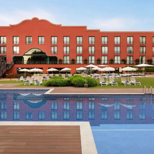 Dolce by Wyndham Barcelona Resort，位于圣埃斯特万-德萨斯罗维拉斯的酒店