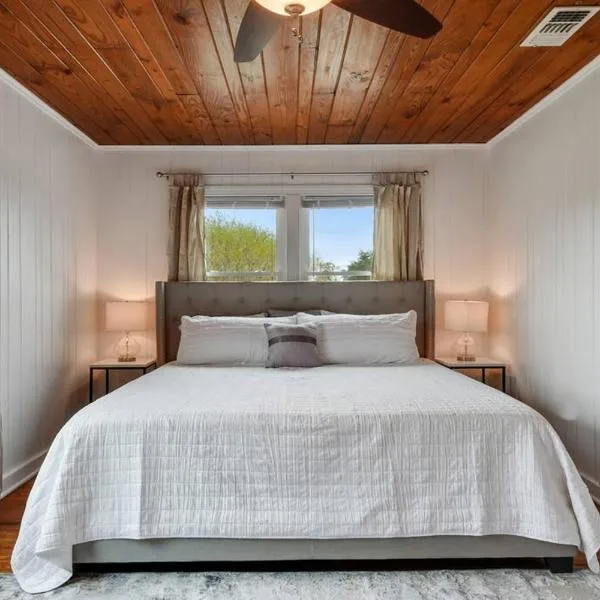 Cozy cottage by the Sea -near downtown with patio!，位于格尔夫波特的酒店