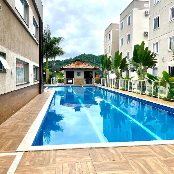 Apartamento inteiro 2 quartos com piscina Balneário Camboriú，位于巴拉奈里奥-坎布里乌的酒店