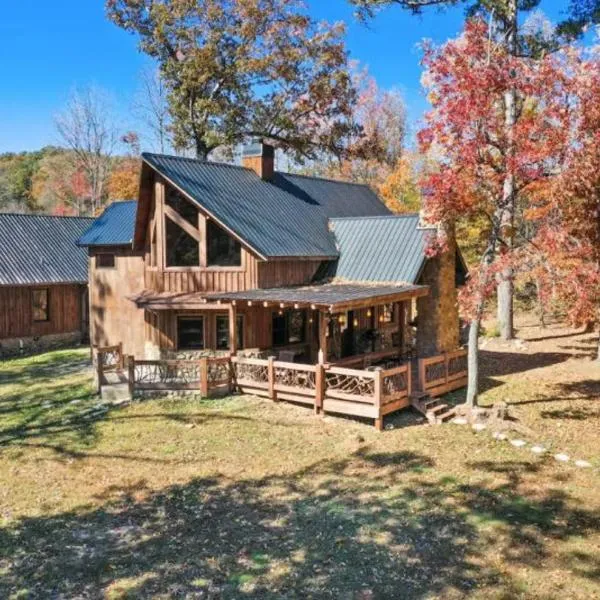 Dandelion Delight - Blue Ridge GA - Game Room, Fire Pit, Outdoor Fireplace, Near Downtown - Blue Ridge, GA，位于蓝岭的酒店