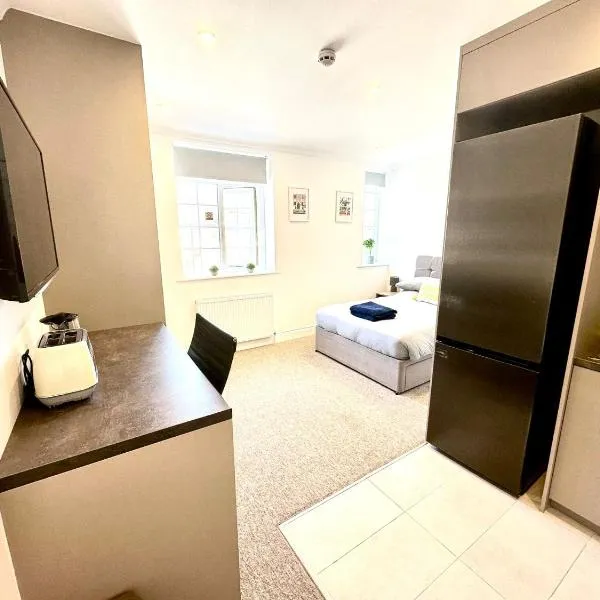 Spectacular Modern, Private Apartment,15 Mins To Central London，位于亨顿的酒店