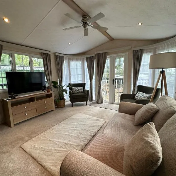56 Main Park Caravan Hire Lillardsedge Holiday Park Jedburgh，位于杰德堡的酒店