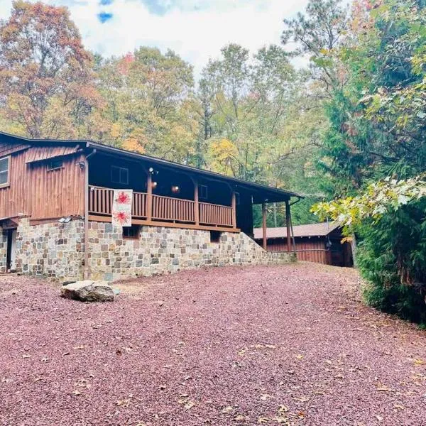 Cozy Log Cabin in Jim Thorpe，位于吉姆索普的酒店