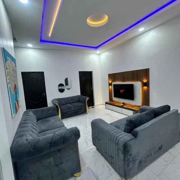 Magnanimous apartment 2bedroom flat in ogudu, 15 mins to the Airport，位于拉各斯的酒店