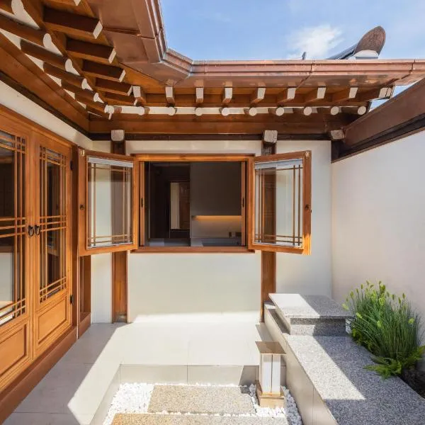 Luxury Hanok Cottage Lunar，位于首尔的酒店