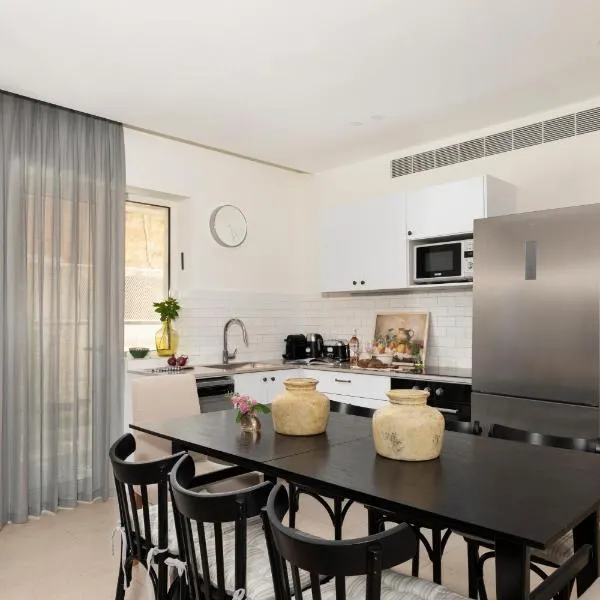 The J Luxury Apartments - By Localz Group，位于耶路撒冷的酒店