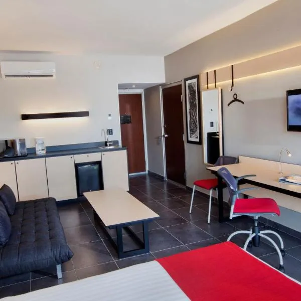 City Express Plus by Marriott Cabo San Lucas，位于卡波圣卢卡斯的酒店