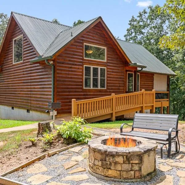 Cabin For Two Near Helen w Spa Amenities，位于科尼利亚的酒店