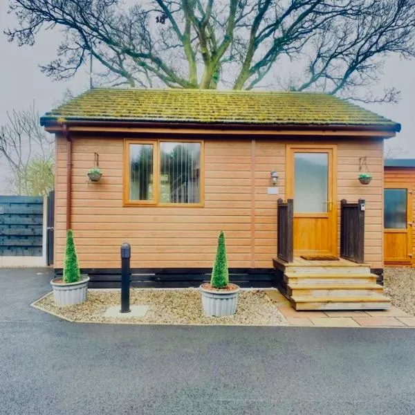 Cherry Cabin with Hot Tub，位于约克的酒店