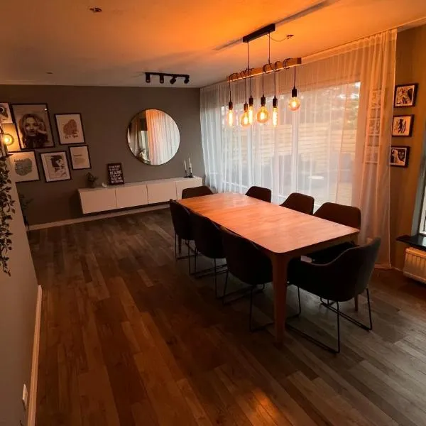Cosy 4 bedroom house with free parking，位于霍芬的酒店