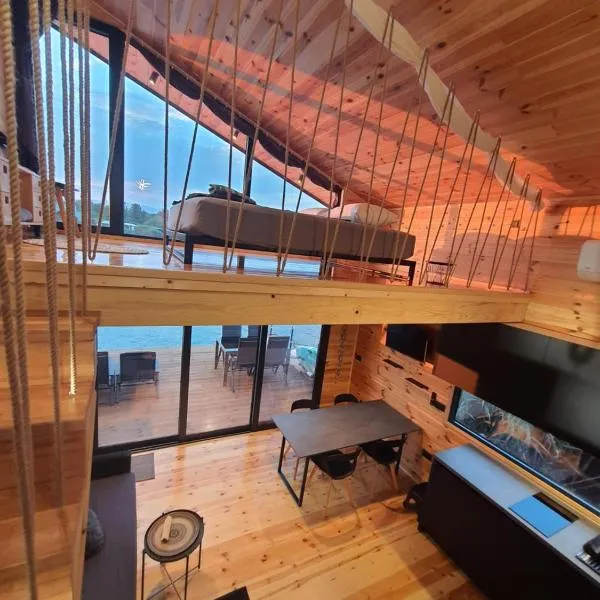 modernes Holzhaus, Cabin, auf dem Fluss, wenige Meter zum Meer，位于乌尔齐尼的酒店