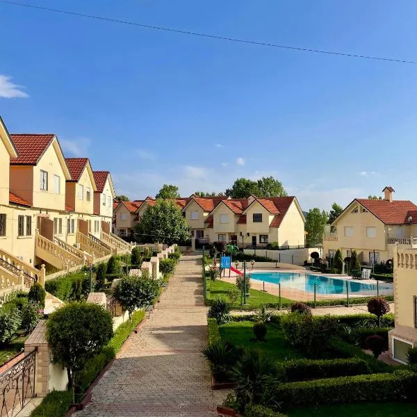 Sublime chalet à Ifrane avec piscine et parking gratuit，位于伊夫兰的酒店