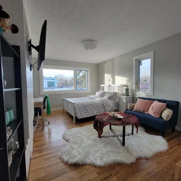 Heart to Downtown - Bright and Sunny Ultra Premium Queen bedroom，位于卡尔加里的酒店