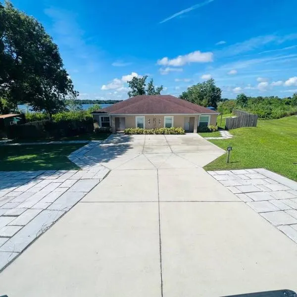 3Bed 2Bath Spacious-LakeHomeAceLoc4milesLEGOLAND，位于Cypress Gardens的酒店