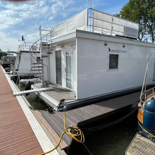 Houseboat Griffioen Home, Nieuwpoort，位于尼乌波特的酒店