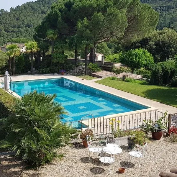 Sous le Grand Pin Piscine & Spa Gîtes Éden en Cévennes à Anduze Gard，位于昂迪兹的酒店