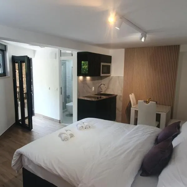 Studio By The Sea 2，位于Lepetani的酒店