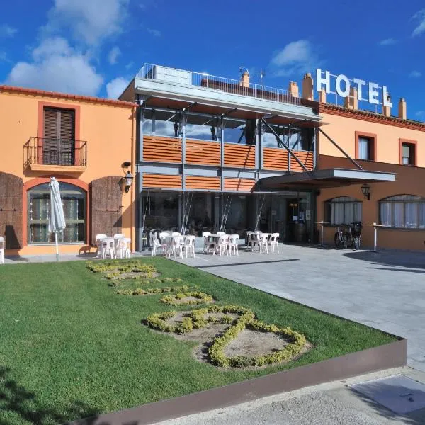 索尔维酒店及餐厅，位于阿诺亚河畔圣萨杜尔尼的酒店