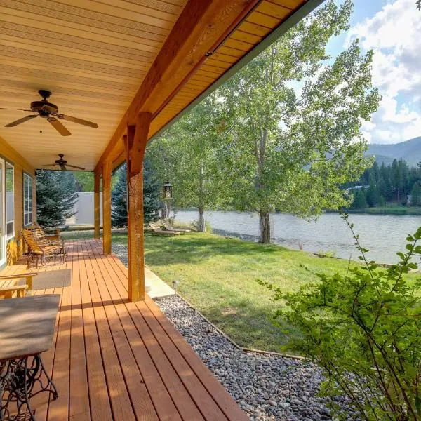 Clark Fork Riverfront Home with Dock!，位于Thompson Falls的酒店