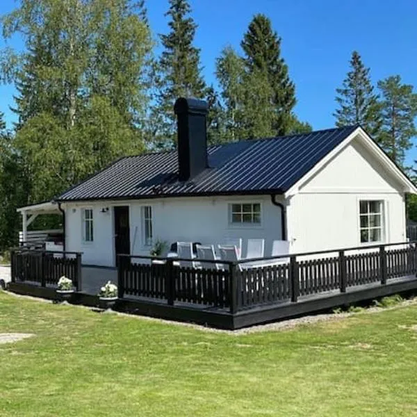 Mysigt hus nära hav och skog på härliga Alnö，位于Myrnäs的酒店