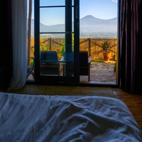 Khaya Nzuri Romantic Hilltop Cabin with Virunga Views，位于Gasanze的酒店