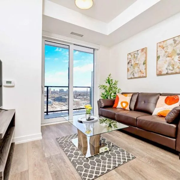 Union Towers Condo with City Views and Patio，位于基奇纳的酒店