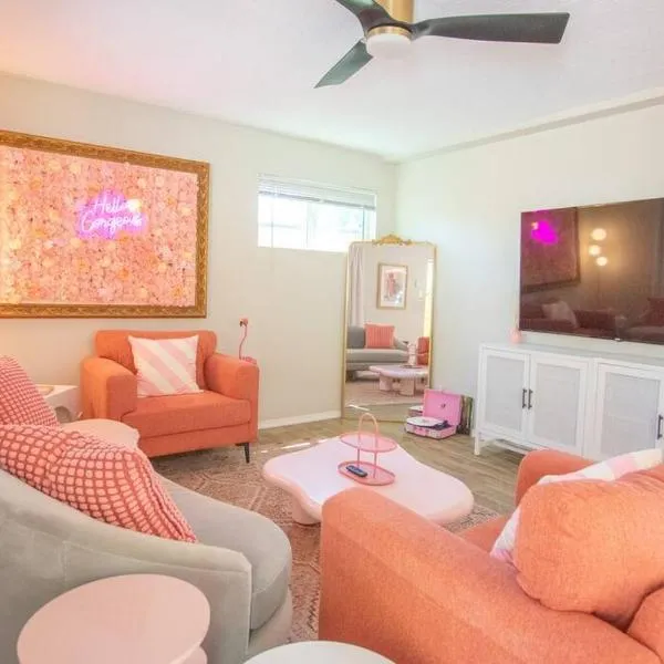 50 Shades of Pink-Private Hot Tub!，位于阿尔伯克基的酒店