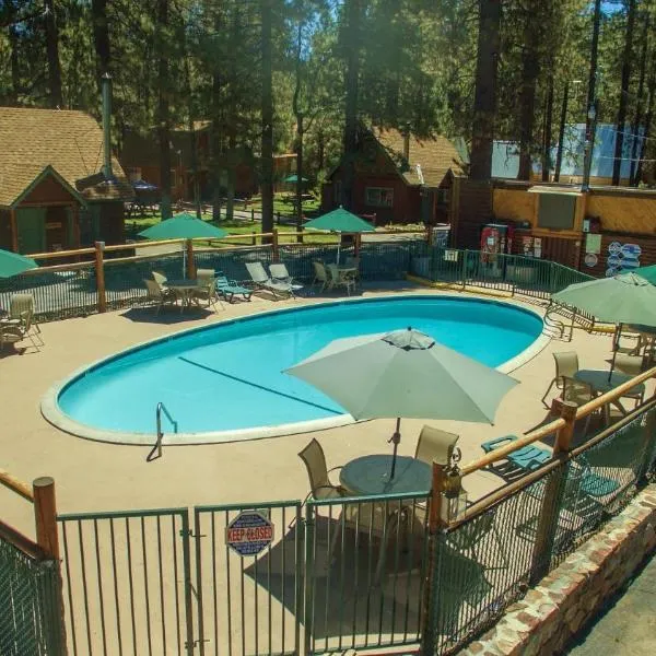 Golden Bear Cottages，位于大熊湖的酒店