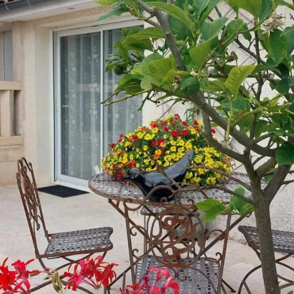 Chez Isa，位于Échallat的酒店