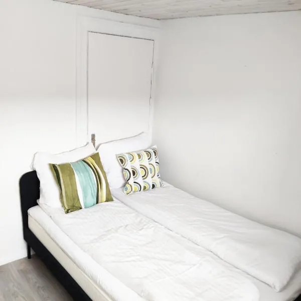 City Center Room With Free Parking，位于约灵的酒店