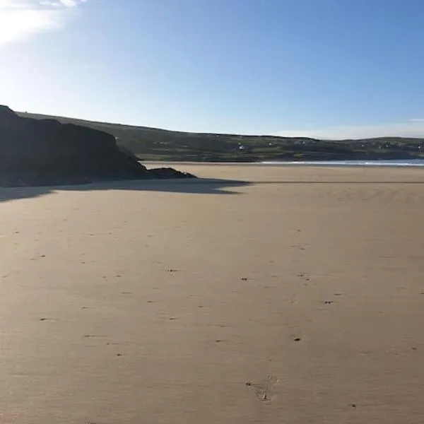 Tom Jacks, coastal views and beach walks Connemara，位于伦维尔的酒店